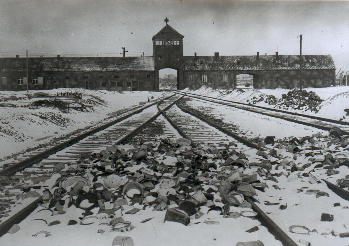 Brama główna i wartownia obozu Auschwitz II - zdjęcie archiwalne, czarno-białe