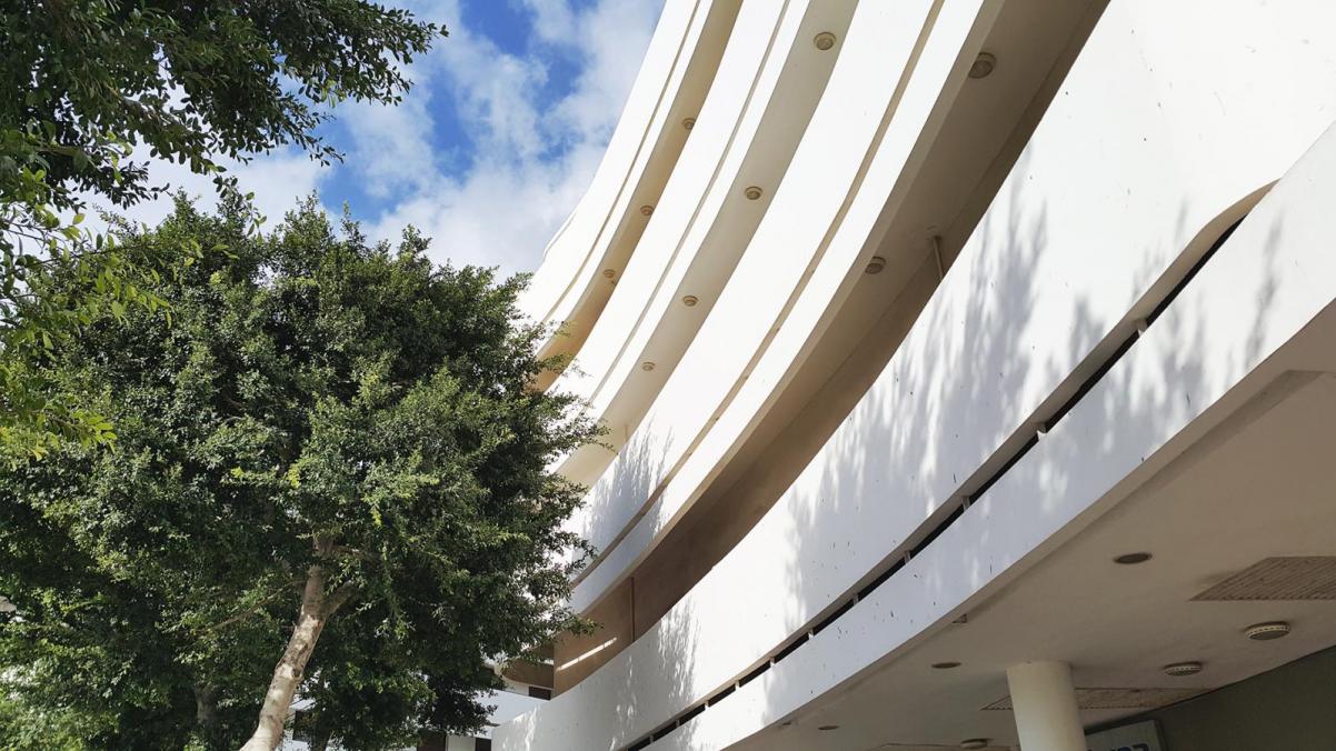 Gdynia-Tel Awiw-Bauhaus-Modernizm - wykład promujący wystawę czasową "Gdynia - Tel Awiw", Na zdjęciu: elewacja modernistycznego budynku