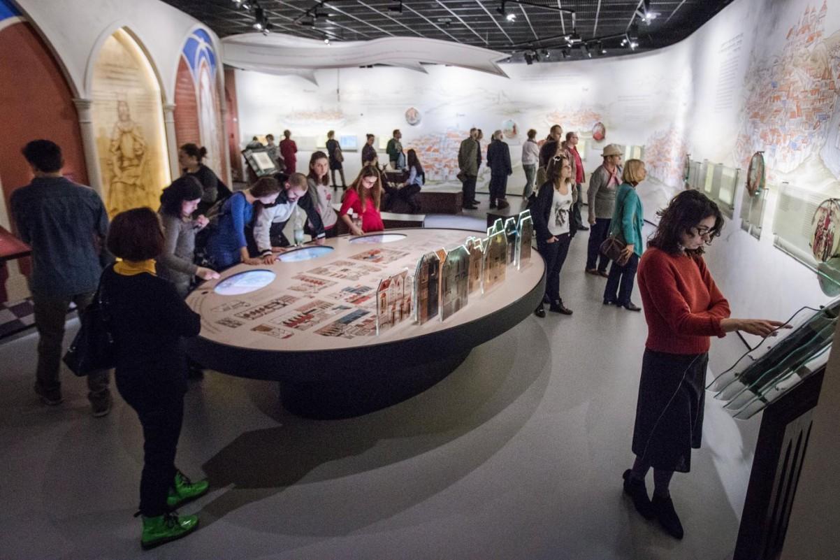 Grupa zwiedzających w jednej z galerii na wystawie stałej Muzeum POLIN