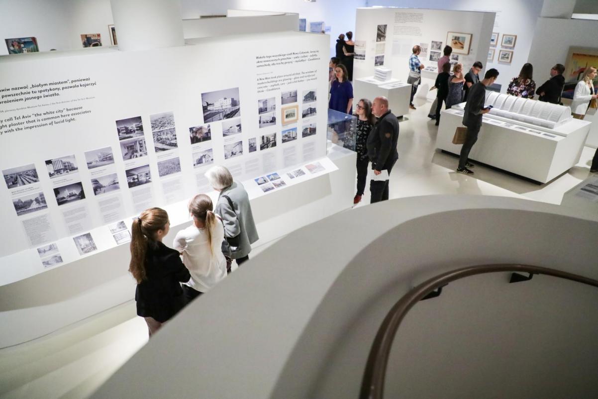 Wystawa czasowa "Gdynia - Tel Awiw" w Muzeum POLIN. Na zdjęciu: zwiedzający w przestrzeni wystawy, widziani z perspektywy ptaka - z góry.