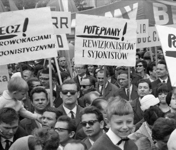 1968 rok wystąpienia antyżydowskie - manifestacja dużej grupy osób z transparentami
