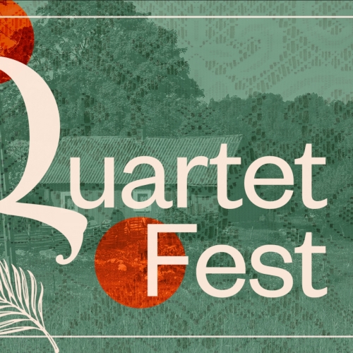 Na zielonym tle biały napis Quartet Fest. Z lewej strony naszkicowany liść, z prawej - świecznik.