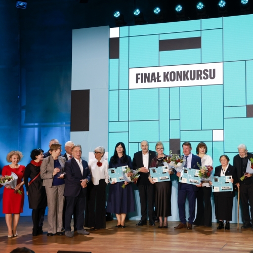 Na scenie w audytorium stoją lureatki i laureaci konkursu Nagroda POLIN 2024 w otoczeniu dyrekcji muzeum.