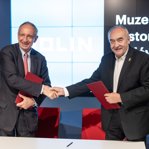 Zygmunt Stępiński i Władysław Teofil Bartoszewski ściskają sobie dłonie.