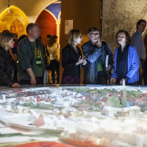 Grupa seniorów i seniorek z przewodnikiem w galerii "Paradisus Iudeaorum" na wystawie stałej.