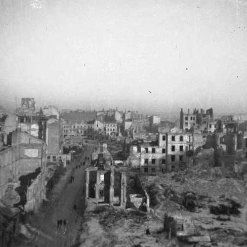 Negatyw z serii fotografii budowy pomnika powstańców getta warszawskiego z 1946.