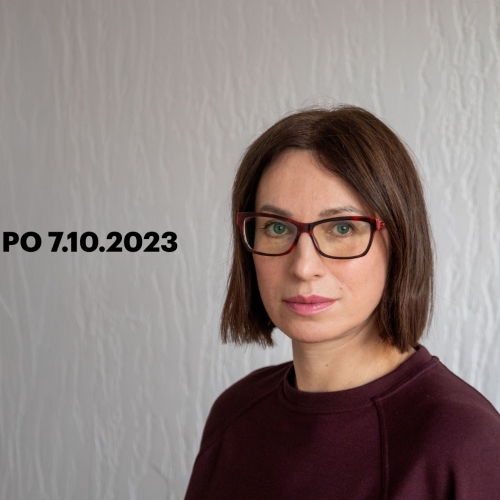 Po prawej stronie Anna Wacławik, po lewej - napis "Świat po 7.10.2023".