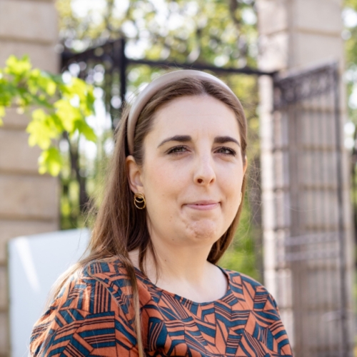 Przewodniczka Katarzyna Jankowska przed bramą Ogrodu Krasińskich w Warszawie.
