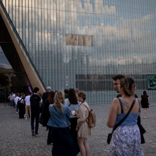 Kolejka osób czeka na wejście do budynku Muzeum POLIN w trakcie Nocy Muzeów.