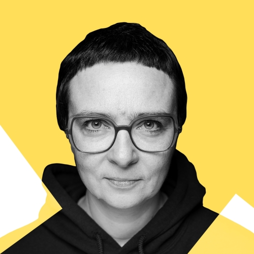 Zdjęcie portretowe Patrycji Dołowy na żółto-białym tle.