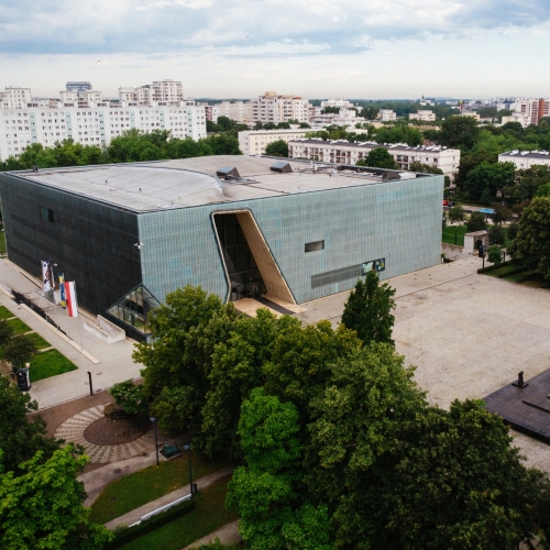 Budynek Muzeum POLIN z góry. W tle bloki i wieżowce na Muranowie.