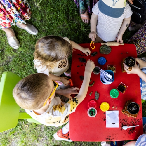 Dzieci bawią się plasteliną przy stoliku.