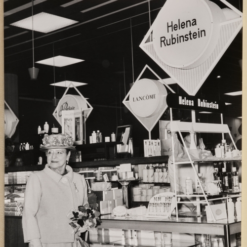 Helena Rubinstein przy stoisku kosmetyków swojej marki