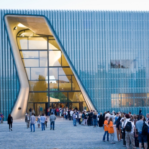 Kolejka stoi przed budynkiem Muzeum POLIN 