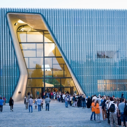 Budynek Muzeum POLIN - widok na wejście do Muzeum